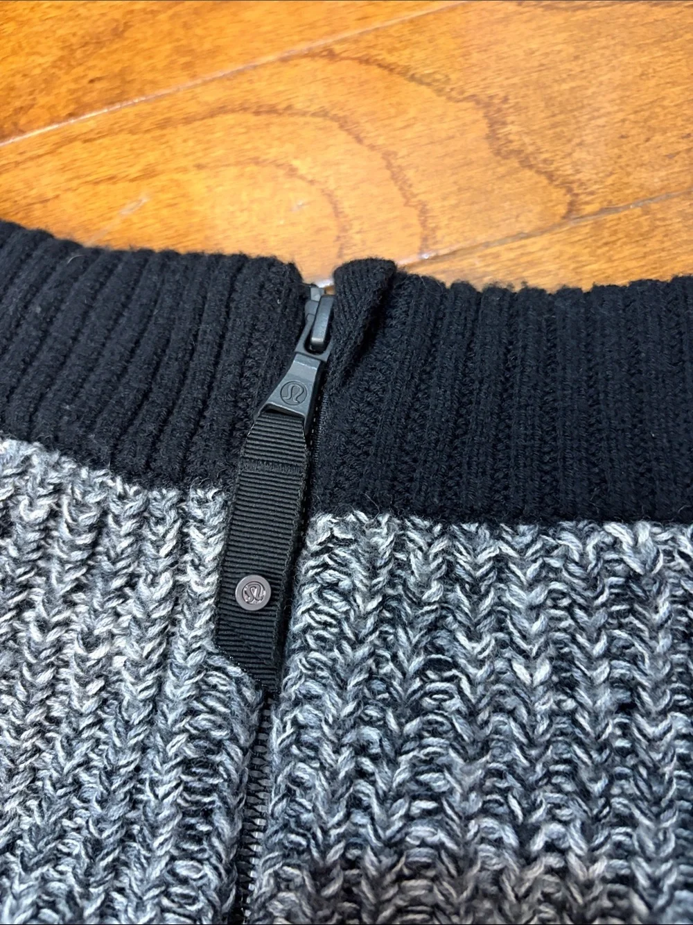 329. Lululemon Falling Freely Wool Neck Warmer Scarf White Black